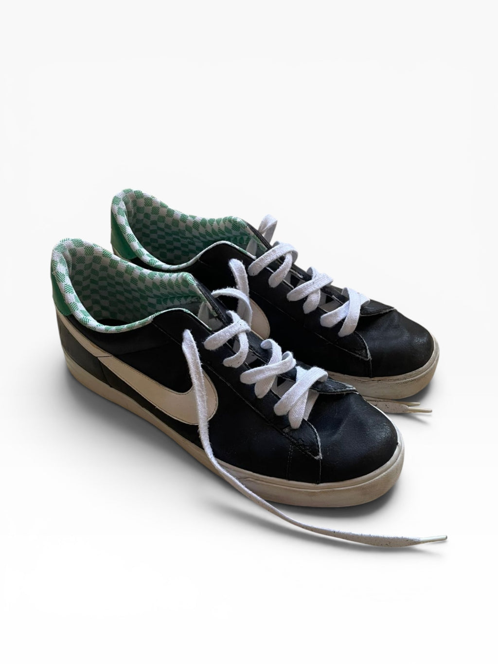 Nike negras con detalles verdes