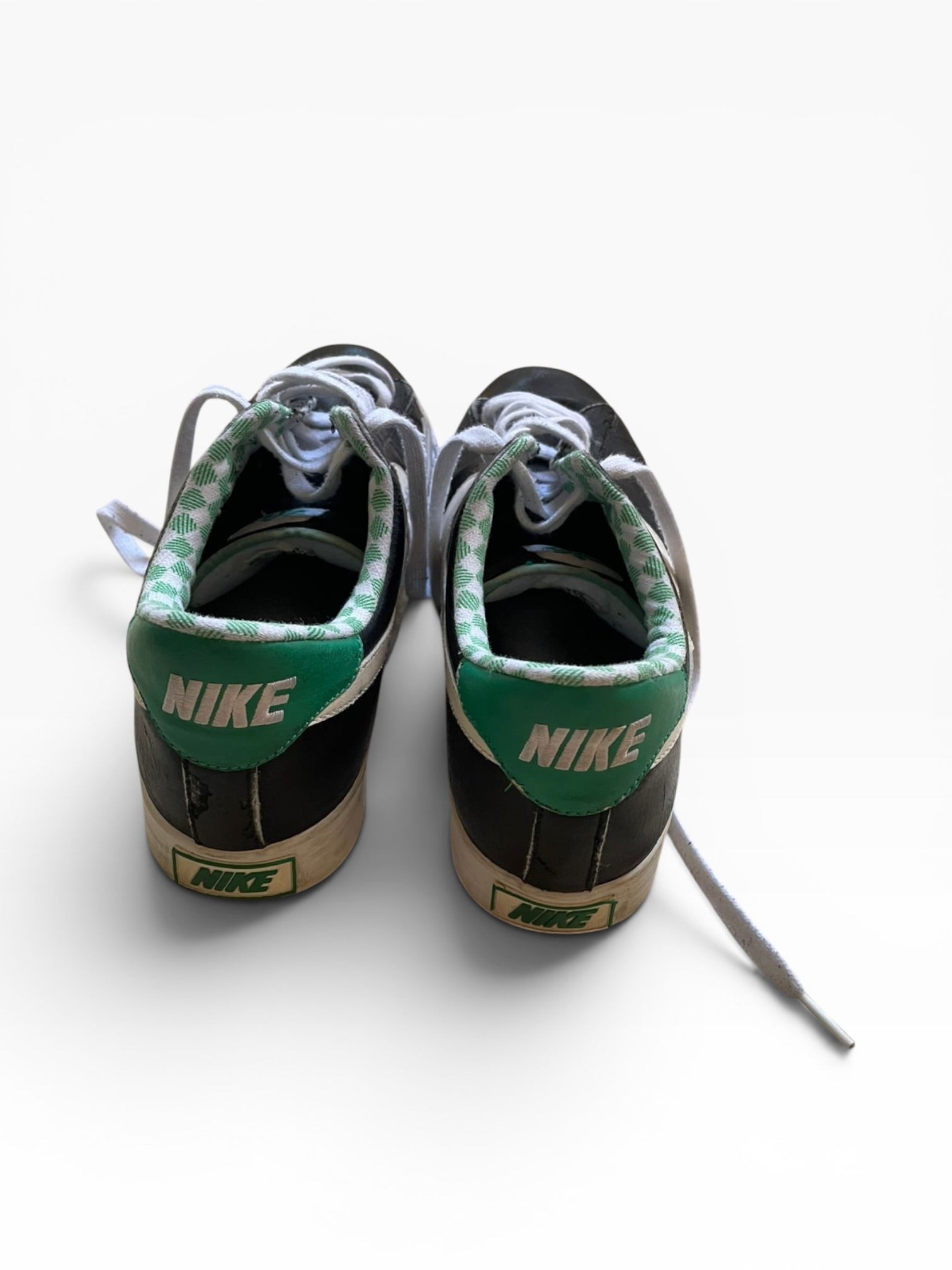 Nike negras con detalles verdes
