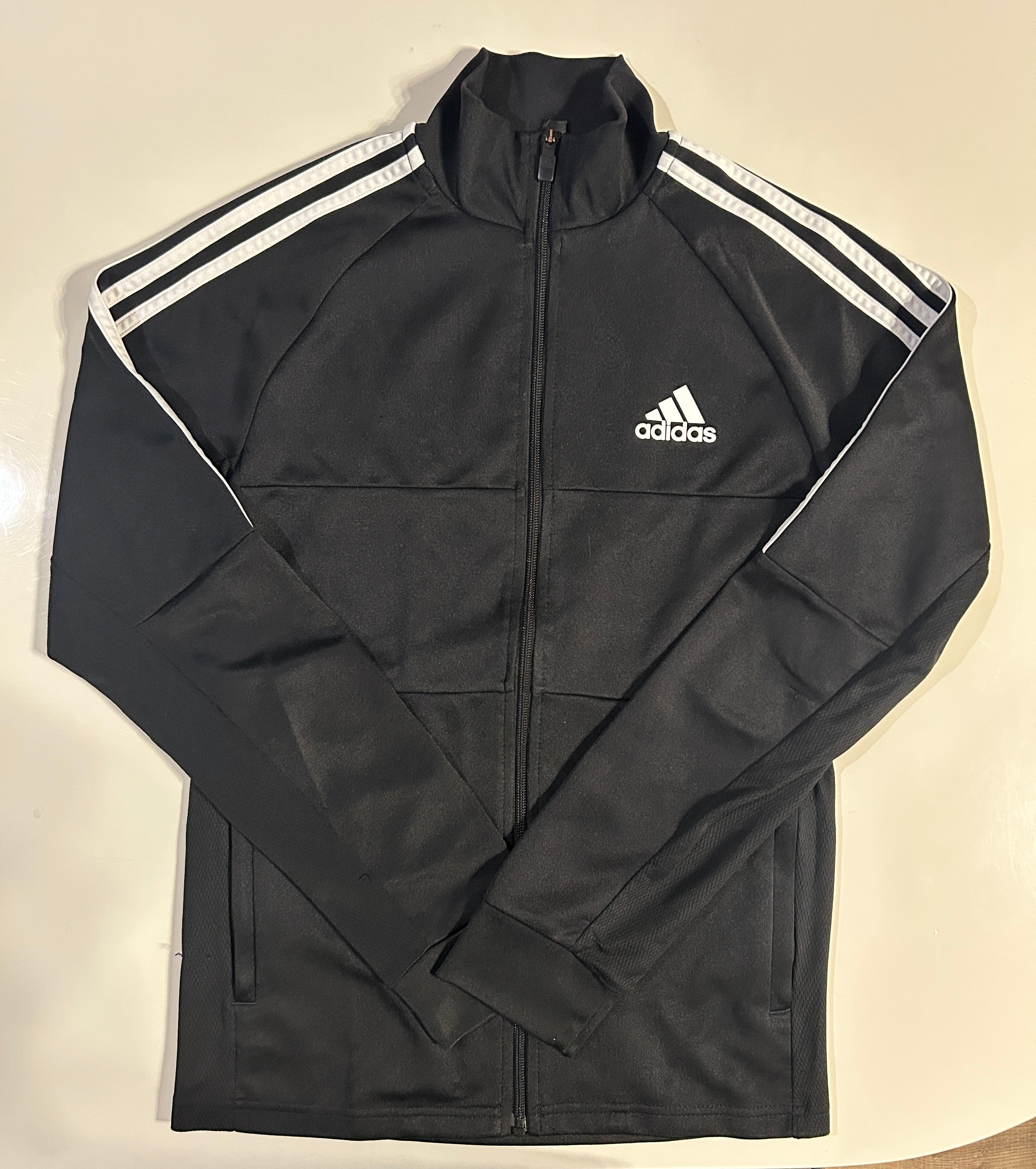 Camperita Adidas Negra con Detalles en Blanco
